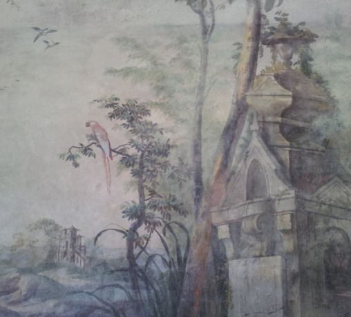 Nahaufnahme der illusionistischen Landschaftsmalereien — Bäume, Architekturruinen, gemalter Himmel