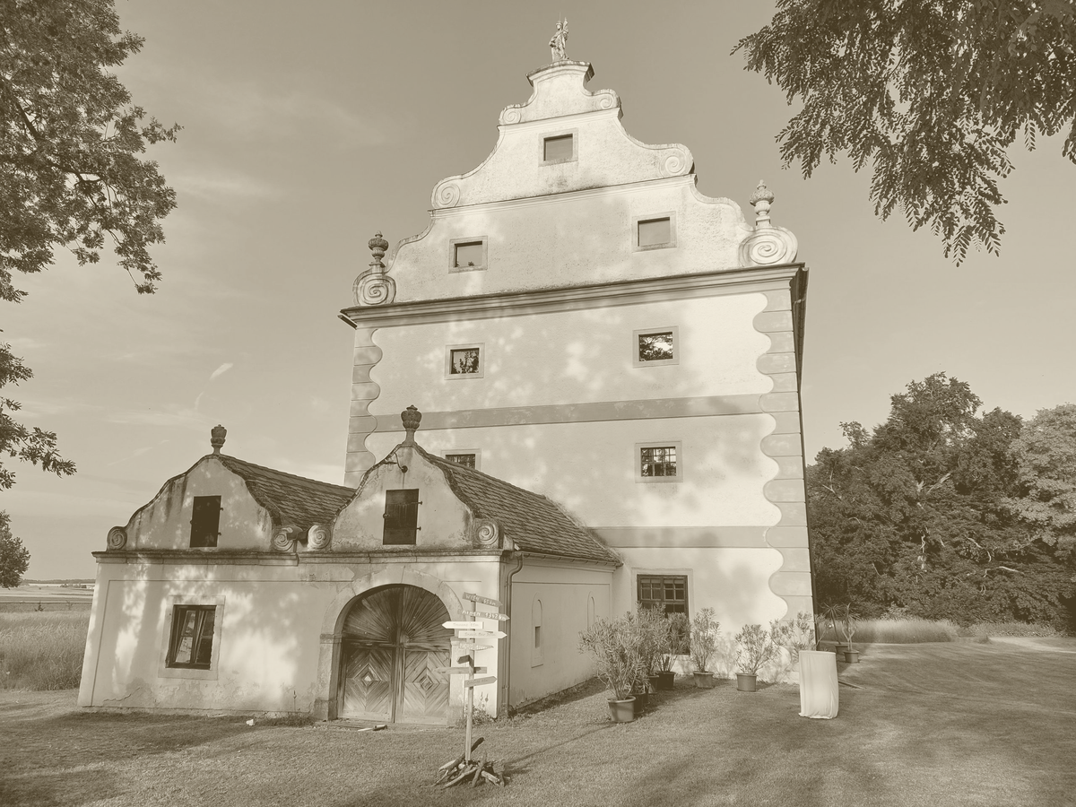 Schüttkasten von Schloss Harmannsdorf — Frontalansicht mit barockem Giebel